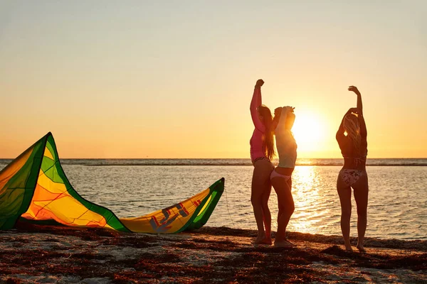 Novias al atardecer —  Fotos de Stock