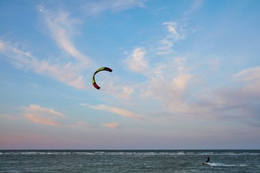 Keiter dalgalara biniyor..