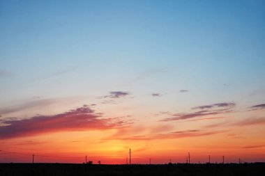 Gün batımında kırsal siluet