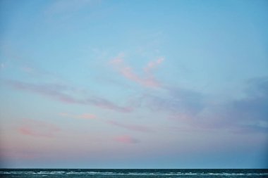 Bulutlu mavi deniz manzarası