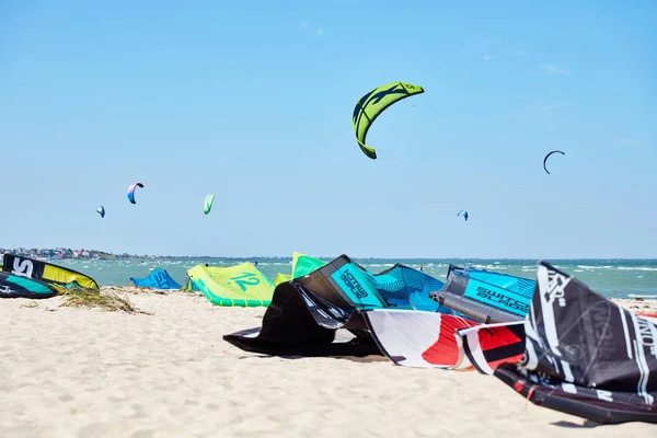 Plage avec cerf-volant surfeurs — Photo