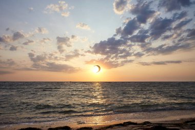 Gün batımı denizde uçurtma sörfü