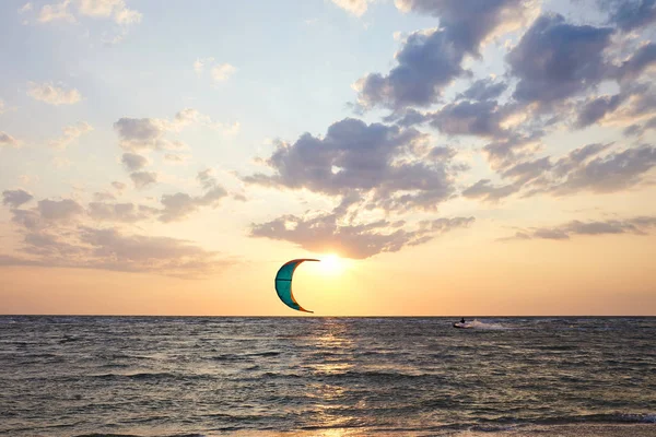 Kite surfing i solnedgången — Stockfoto