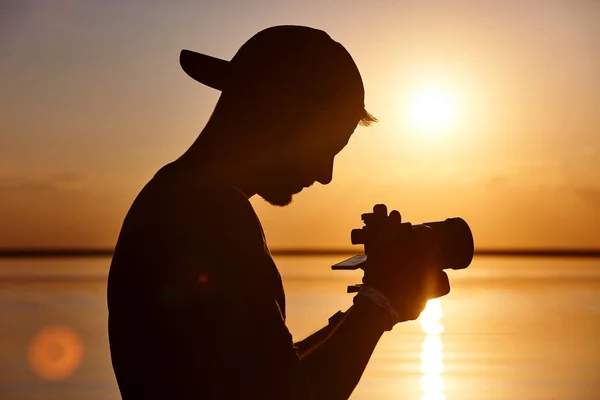 Фотографический силуэт на фоне моря — стоковое фото