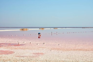İşçiler tuz topluyor