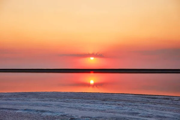 湖の一般的な計画の上に美しいオレンジ色の夕日 — ストック写真