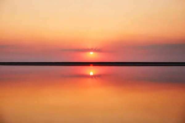 湖面上美丽的橙色落日 — 图库照片