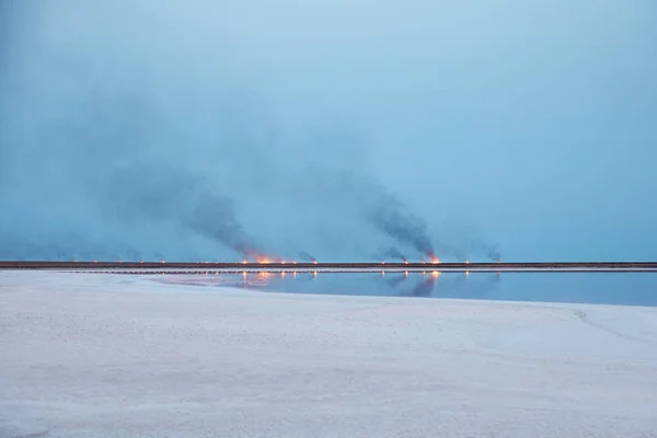 湖の向こう側の火事 — ストック写真