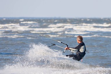 Dalgalarda sörf yapan