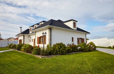 Çimleri olan güzel bir banliyö evi