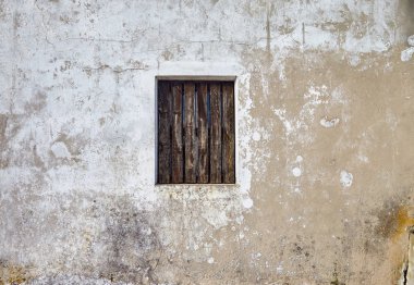 Tahta duvarla kaplı bir duvar.