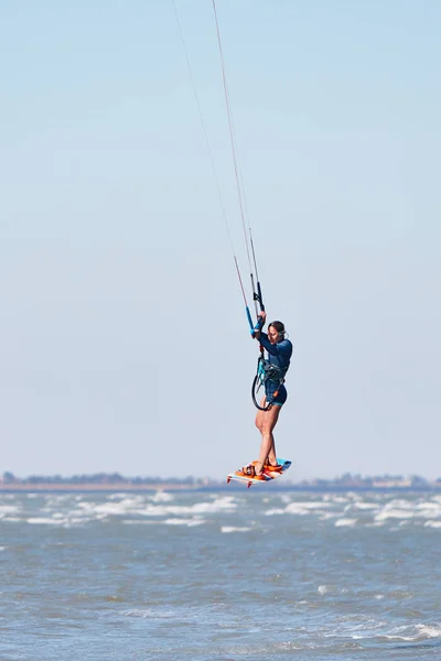 The girl flies over the waves — Stock Photo, Image