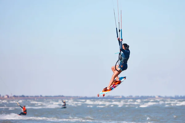 Latawiec surfer skacze na falach — Zdjęcie stockowe