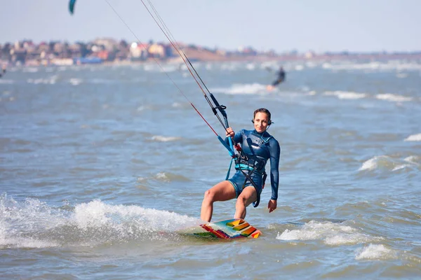 La fille surfe sur le cerf-volant — Photo