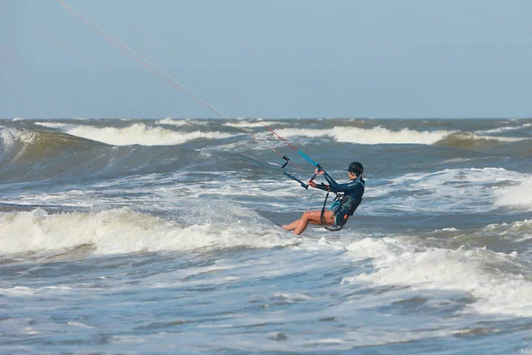 Cerf-volant de surf avec des vagues en arrière-plan — Photo