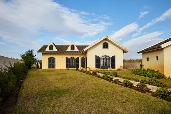 Hermosa casa con un césped — Foto de Stock