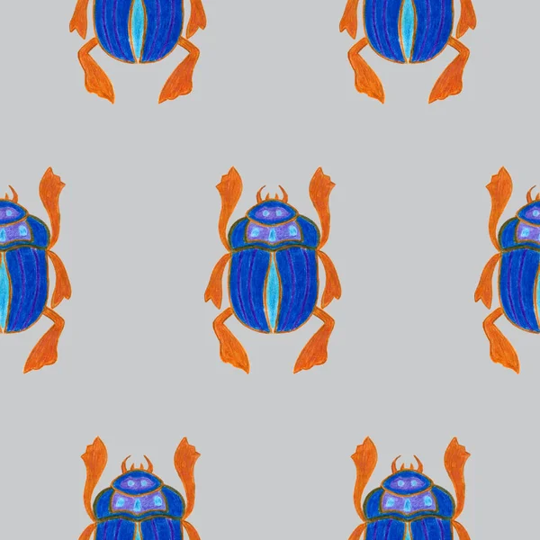 Escarabajo azul aislado sobre fondo gris claro. Patrón sin costuras con insecto insecto, escarabajos. Diseño para papel de envolver, cubierta, tarjeta de felicitación, papel pintado, tela —  Fotos de Stock
