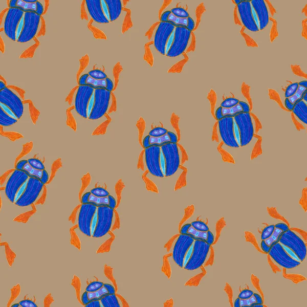 Escarabajo azul aislado sobre fondo beige. Patrón sin costuras con insecto insecto, escarabajos. Diseño para papel de envolver, cubierta, tarjeta de felicitación, papel pintado, tela —  Fotos de Stock