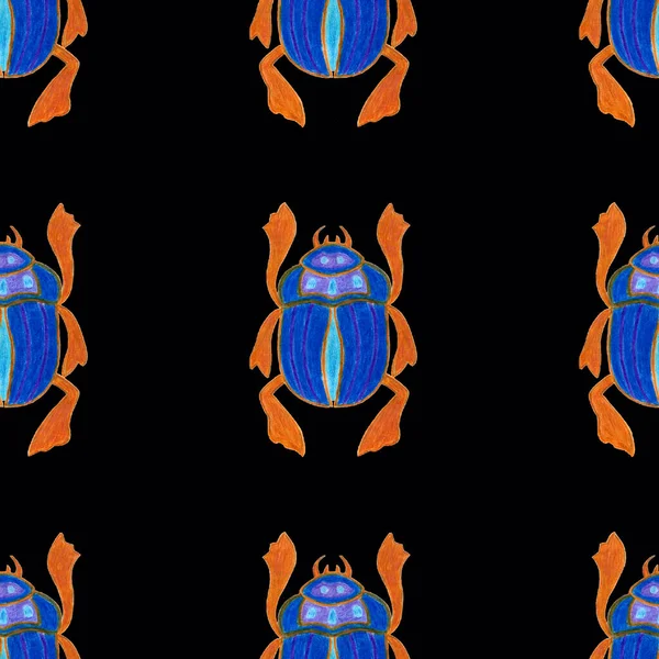 Scarabeo blu isolato su sfondo nero. Dark Seamless pattern con insetto Bug, Maggiolini. Progettazione per carta da imballaggio, copertura, biglietto di auguri, carta da parati, tessuto — Foto Stock