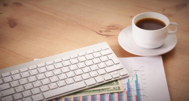 Ofis Masaları boş not defteri ve kahve ile