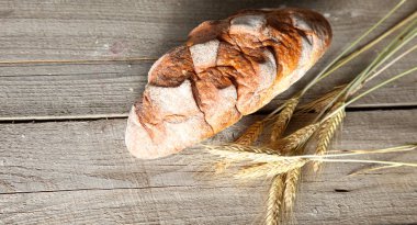Ahşap masada taze pişmiş geleneksel ekmek.
