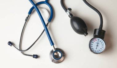 Tansiyon ölçer tıbbi malzeme üzerinde beyaz izole