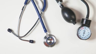 Tansiyon ölçer tıbbi malzeme üzerinde beyaz izole