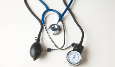 Tansiyon ölçer tıbbi malzeme üzerinde beyaz izole