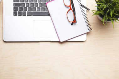 Çalışma alanı ile dizüstü dizüstü rahat çalışma tablosu ofis windows ve Şehir Manzaralı