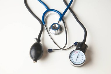 Tansiyon ölçer tıbbi malzeme üzerinde beyaz izole