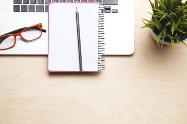 Çalışma alanı ile dizüstü dizüstü rahat çalışma tablosu ofis windows ve Şehir Manzaralı