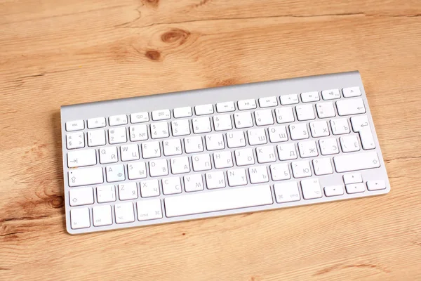 Moderne Aluminium-Tastatur auf dem Holztisch im Büro — Stockfoto