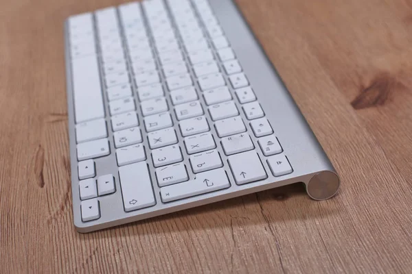 现代铝键盘在办公室木制的桌子上 — 图库照片