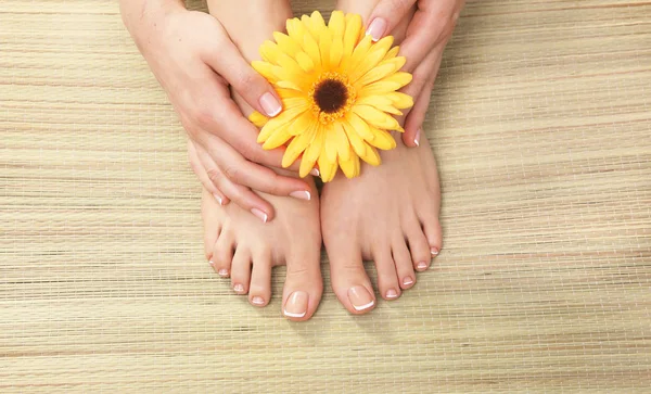 Foto de primer plano de unos hermosos pies femeninos con pedicura — Foto de Stock