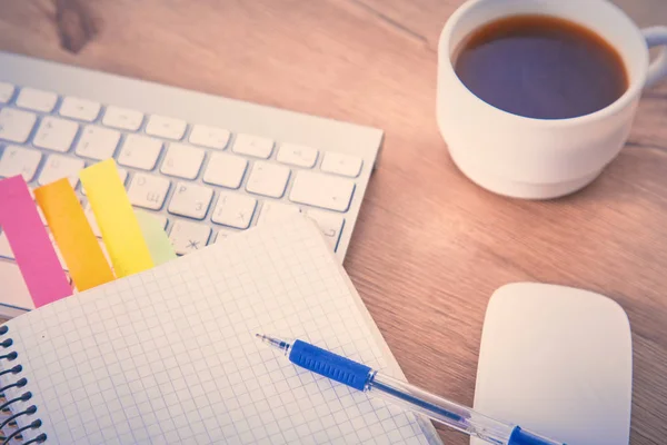 Office tabel met lege Kladblok en koffie — Stockfoto