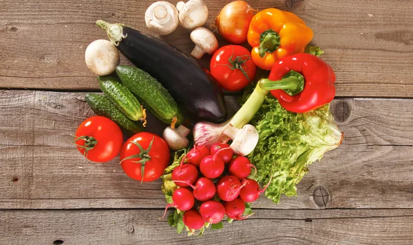 Pile de légumes bio sur une table en bois — Photo