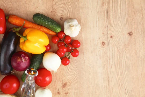 Pile de légumes bio sur une table en bois — Photo