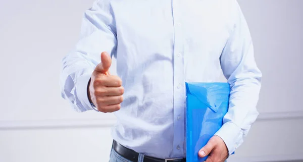 Zakenman met papieren steekt zijn hand voor een handdruk — Stockfoto