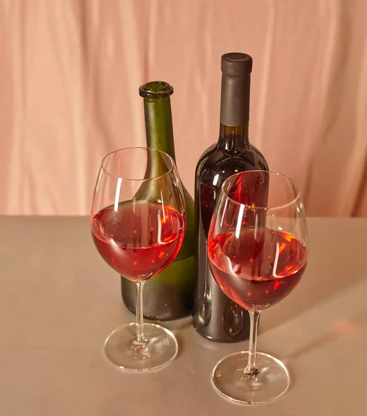 Botella de vino y vidrio sobre la mesa — Foto de Stock