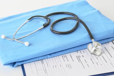 Stetoskop tıbbi üniforma ile bir tabloda