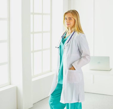 Kalıcı makyaj kaşları için. Güzellik Salonu içinde kalın kaşları ile güzel bir kadın. Şevval Özçelik Güzellik kadın yüzü için kaş dövme yapıyor. Güzellik yordamı, seçici odak