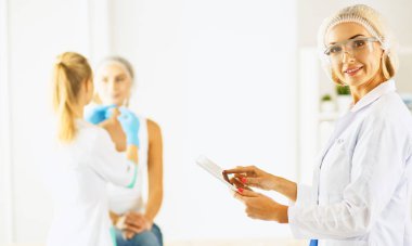 Kalıcı makyaj kaşları için. Güzellik Salonu içinde kalın kaşları ile güzel bir kadın. Şevval Özçelik Güzellik kadın yüzü için kaş dövme yapıyor. Güzellik yordamı, seçici odak