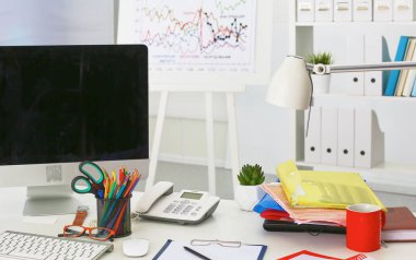 Çalışma alanı ile dizüstü dizüstü rahat çalışma tablosu ofis windows ve Şehir Manzaralı