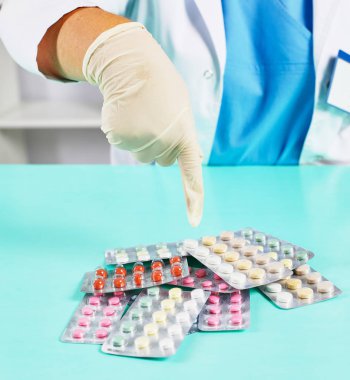 Kadın doktor, iş yerinde farklı tablet şişliklerinden oluşan el çantası tutuyor. Panacea, hayat kurtarma servisi, ilaç reçetesi, yasal eczane, hastalık tedavisi, tansiyon konsepti. Posta kutusu görünümü