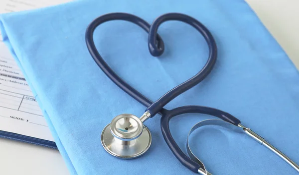 Stetoskop membentuk jantung pada seragam medis, closeup, fokus selektif — Stok Foto