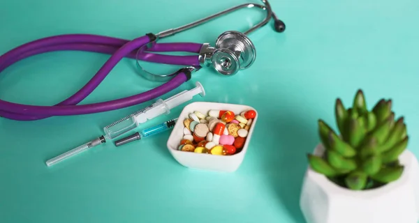 Pilules médicinales, comprimés et capsules sur la table — Photo
