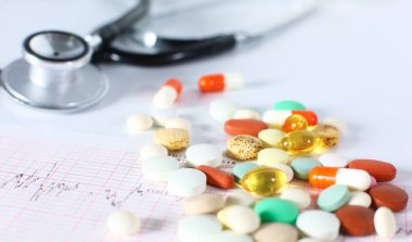 stetoskop, ilaç, sağlık odası üzerinde mavi arka plan üstten görünüm mockup şişeleri