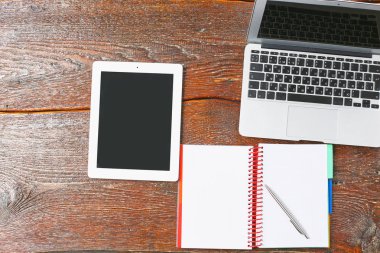Dizüstü ve tablet yalan ahşap bir masa üzerine