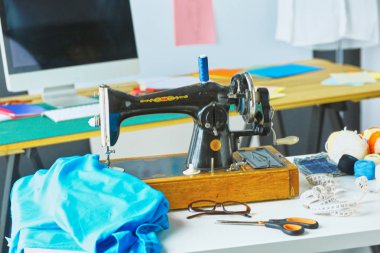 Boş çalışma ve terzi işyeri veya küçük butik giysilerle satıcı