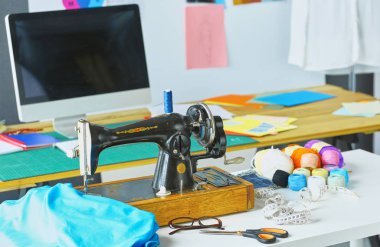 Boş çalışma ve terzi işyeri veya küçük butik giysilerle satıcı